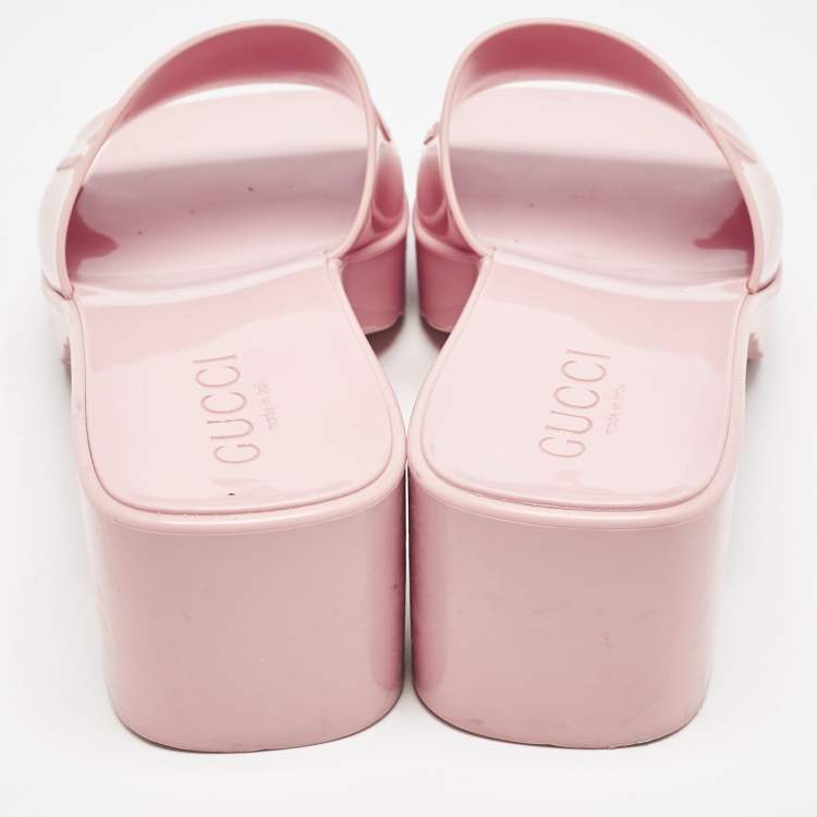 مملوكة مسبقًا Gucci Pink Rubber Embossed Logo Slide Sandals Size 38