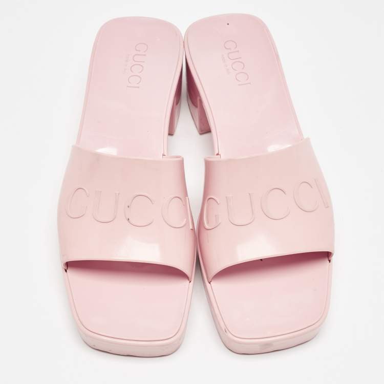 مملوكة مسبقًا Gucci Pink Rubber Embossed Logo Slide Sandals Size 38