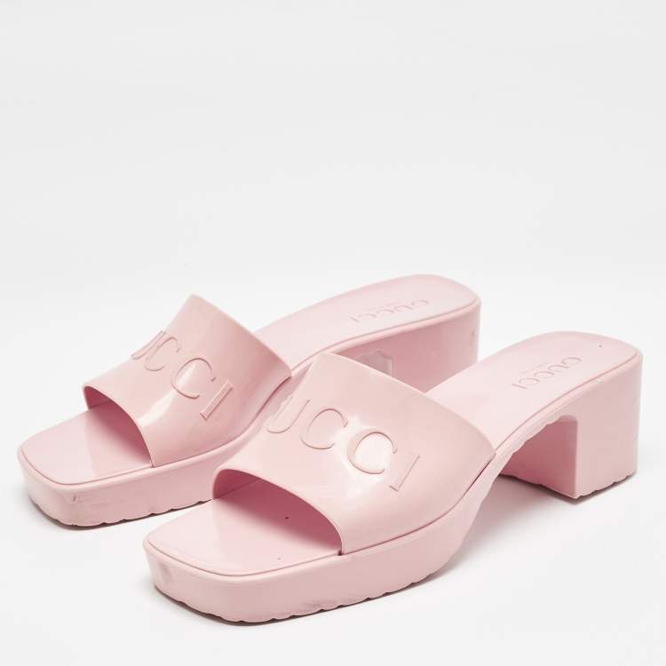 مملوكة مسبقًا Gucci Pink Rubber Embossed Logo Slide Sandals Size 38