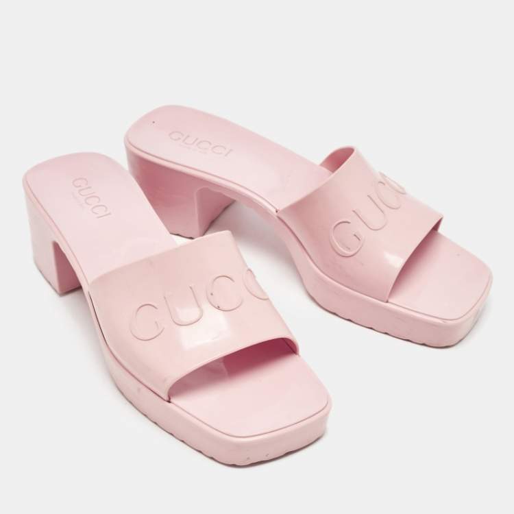 مملوكة مسبقًا Gucci Pink Rubber Embossed Logo Slide Sandals Size 38