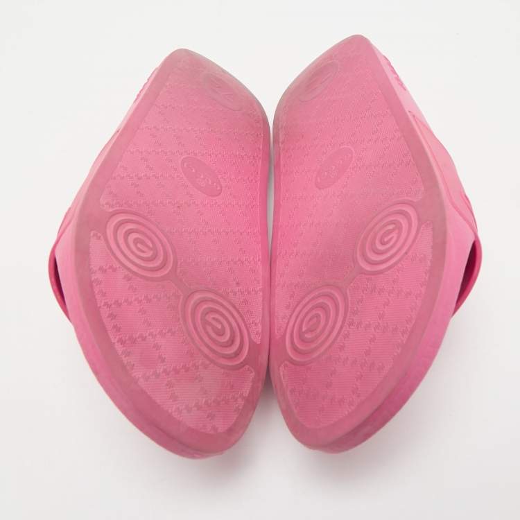 Pre Owned Gucci Pink Rubber Logo Embossed Pool Slides Size 40