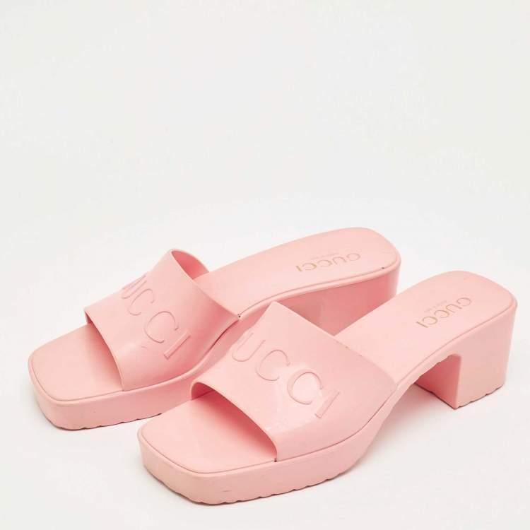 مملوكة مسبقًا Gucci Pink Rubber Embossed Logo Block Heel Slide Sandals Size 38