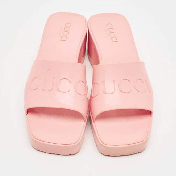 مملوكة مسبقًا Gucci Pink Rubber Embossed Logo Block Heel Slide Sandals Size 38