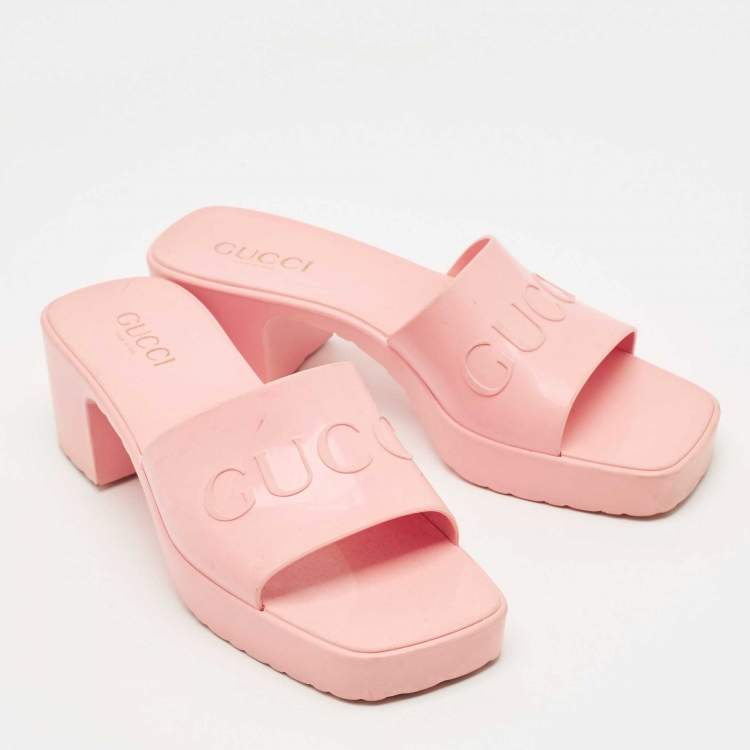 مملوكة مسبقًا Gucci Pink Rubber Embossed Logo Block Heel Slide Sandals Size 38