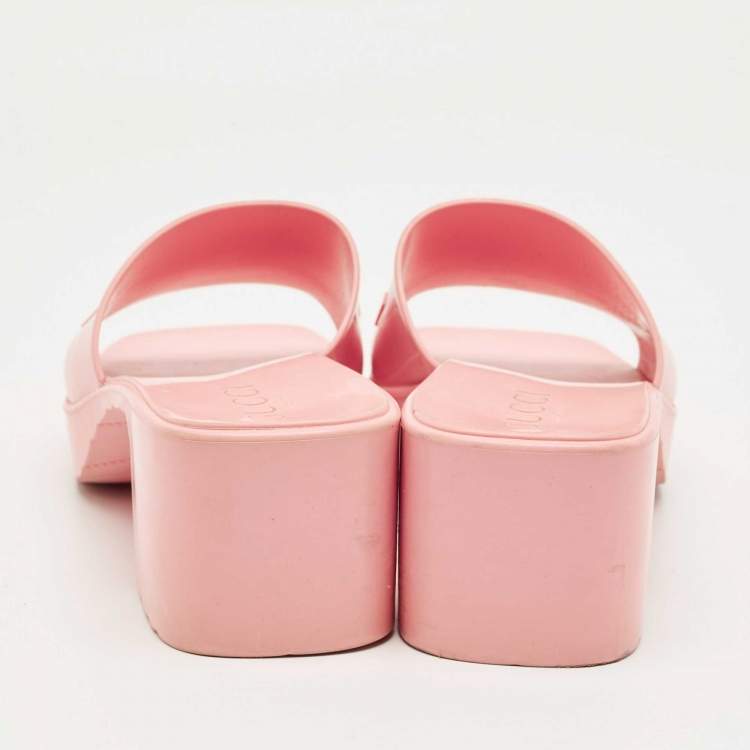 مملوكة مسبقًا Gucci Pink Rubber Embossed Logo Block Heel Slide Sandals Size 38