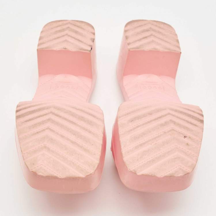 مملوكة مسبقًا Gucci Pink Rubber Embossed Logo Block Heel Slide Sandals Size 38