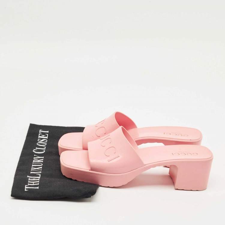 مملوكة مسبقًا Gucci Pink Rubber Embossed Logo Block Heel Slide Sandals Size 38