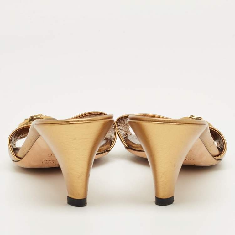 Pre Owned Gucci Gold Leather Logo Embellish Slide Sandals Size 36