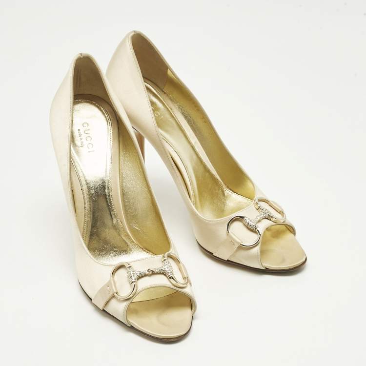 مملوكة مسبقًا Gucci Beige Satin Horsebit Peep Toe Pumps Size 39