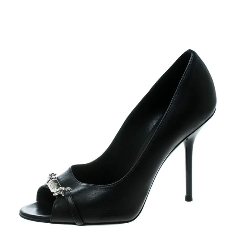 Pre Owned Gucci Black Leather With Metal Plaque Peep Toe Pumps Size 37