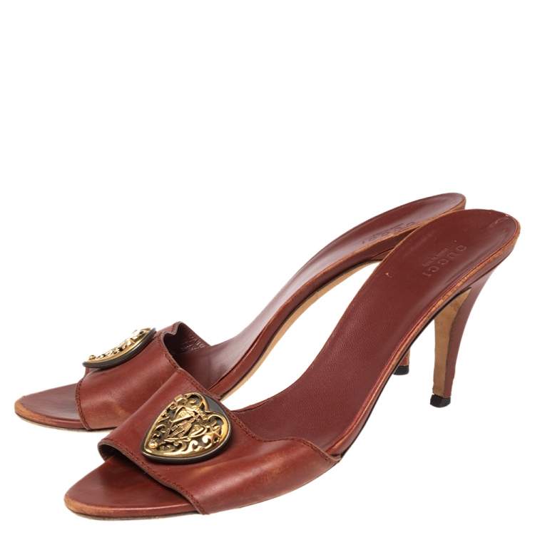 Pre Owned Gucci Brown Leather Crest Slide Sandals Size 41