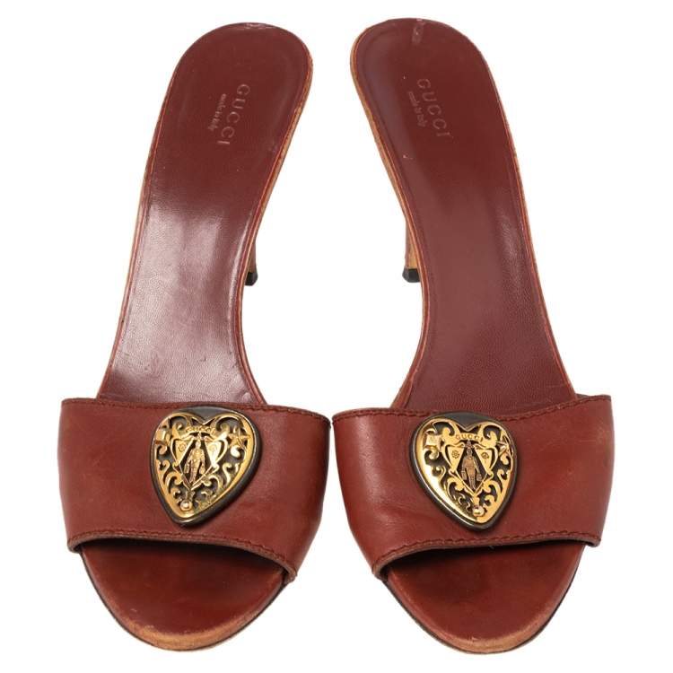 Pre Owned Gucci Brown Leather Crest Slide Sandals Size 41