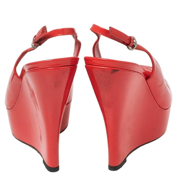 Pre Owned Gucci Coral Red Patent Leather Peep-Toe Slingback Wedge Sandals Size 37.5