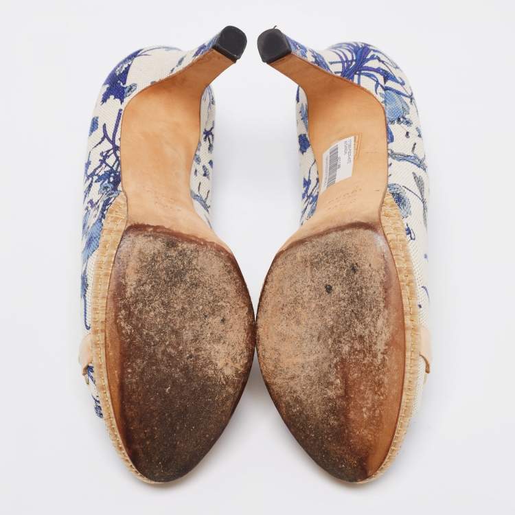 Pre Owned Gucci White/Blue Floral Print Canvas Horsebit Peep Toe Platform Pumps Size 40.5
