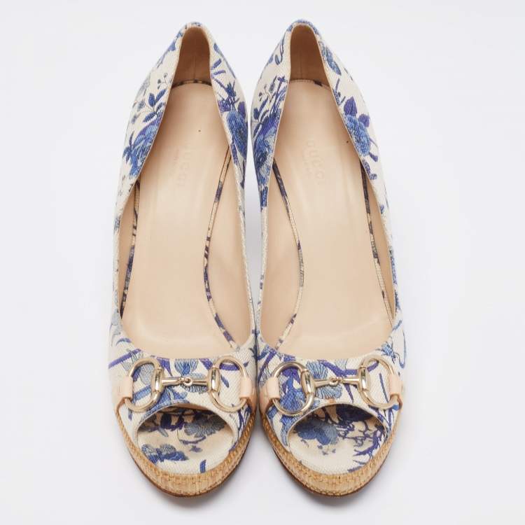 Pre Owned Gucci White/Blue Floral Print Canvas Horsebit Peep Toe Platform Pumps Size 40.5
