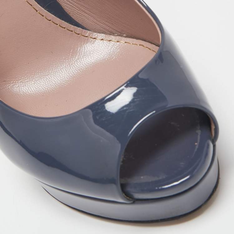 Pre Owned Gucci Slate Grey Patent Leather Peep-Toe Platform Slingback Sandals Size 35.5