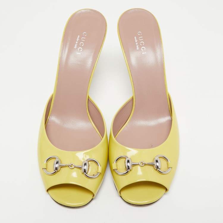 مملوكة مسبقًا Gucci Yellow Patent Leather Horsebit Open Toe Slide Sandals Size 39.5