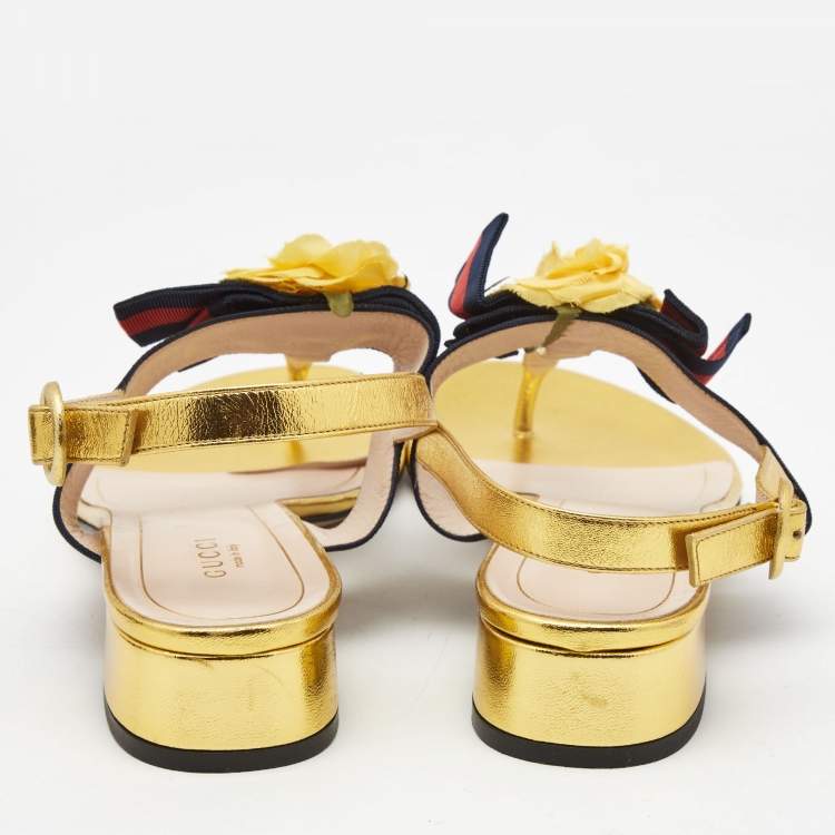 مملوكة مسبقًا Gucci Gold Foil Leather Web Bow Thong Slingback Flat Sandals Size 40.5
