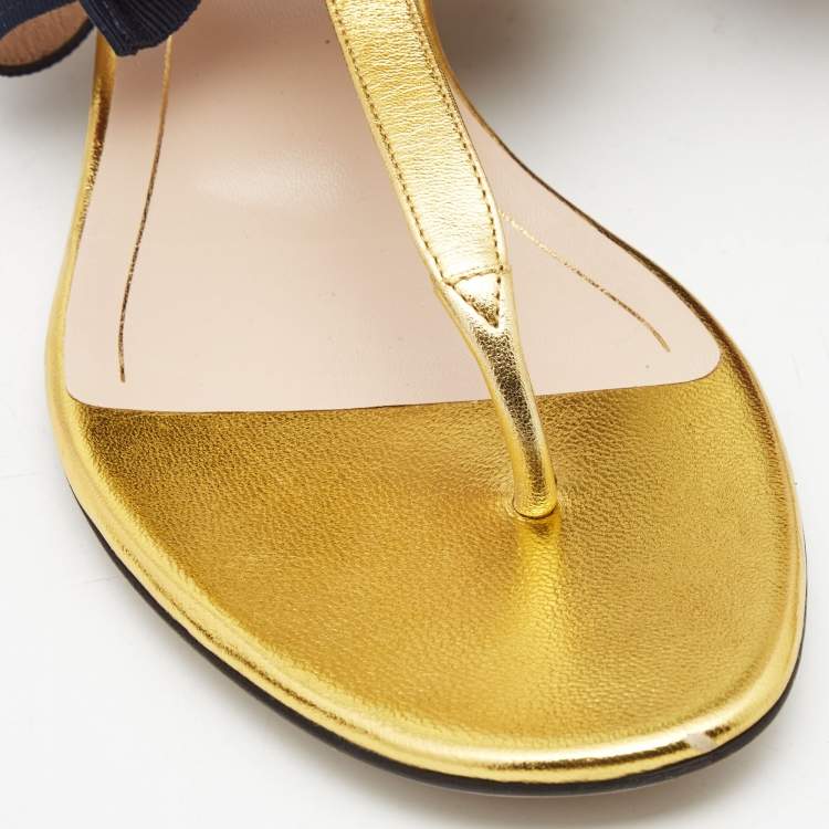 مملوكة مسبقًا Gucci Gold Foil Leather Web Bow Thong Slingback Flat Sandals Size 40.5