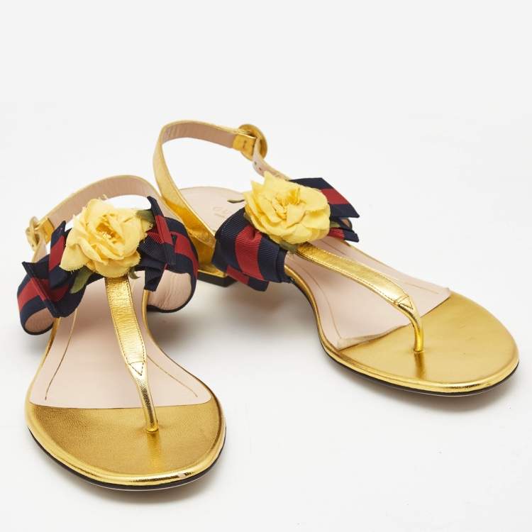 مملوكة مسبقًا Gucci Gold Foil Leather Web Bow Thong Slingback Flat Sandals Size 40.5
