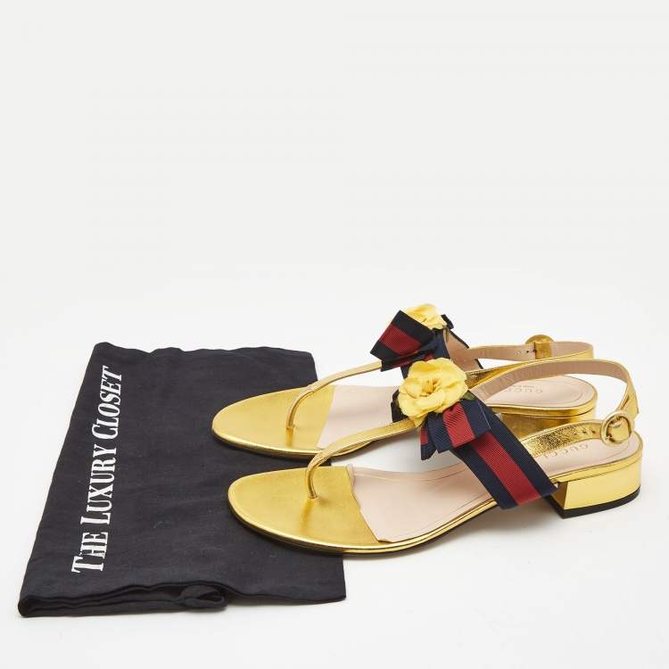 مملوكة مسبقًا Gucci Gold Foil Leather Web Bow Thong Slingback Flat Sandals Size 40.5