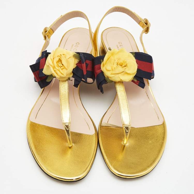 مملوكة مسبقًا Gucci Gold Foil Leather Web Bow Thong Slingback Flat Sandals Size 40.5