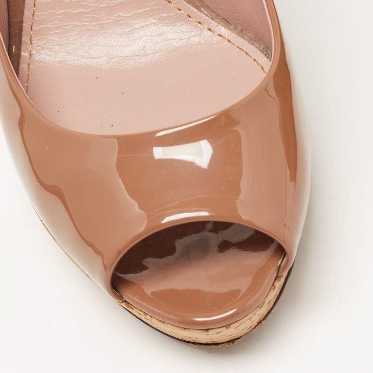 Pre Owned Gucci Brown Patent Leather Cork Platform Peep Toe Pumps Size 37.5