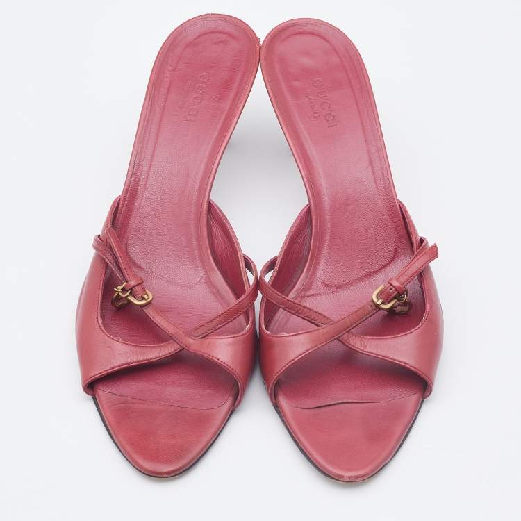 مملوكة مسبقًا Gucci Cherry Red Leather Cross Slide Sandals Size 39