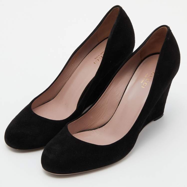 Gucci Black Suede Round shops Toe Pumps