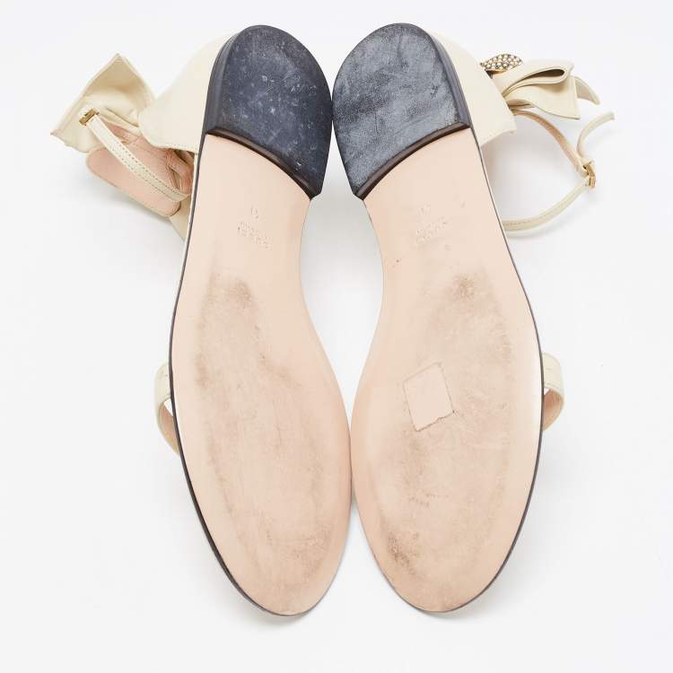 مملوكة مسبقًا Gucci Cream Leather Embellished Bee Bow Ankle Strap Flat Sandals Size 41