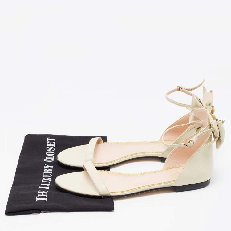 مملوكة مسبقًا Gucci Cream Leather Embellished Bee Bow Ankle Strap Flat Sandals Size 41