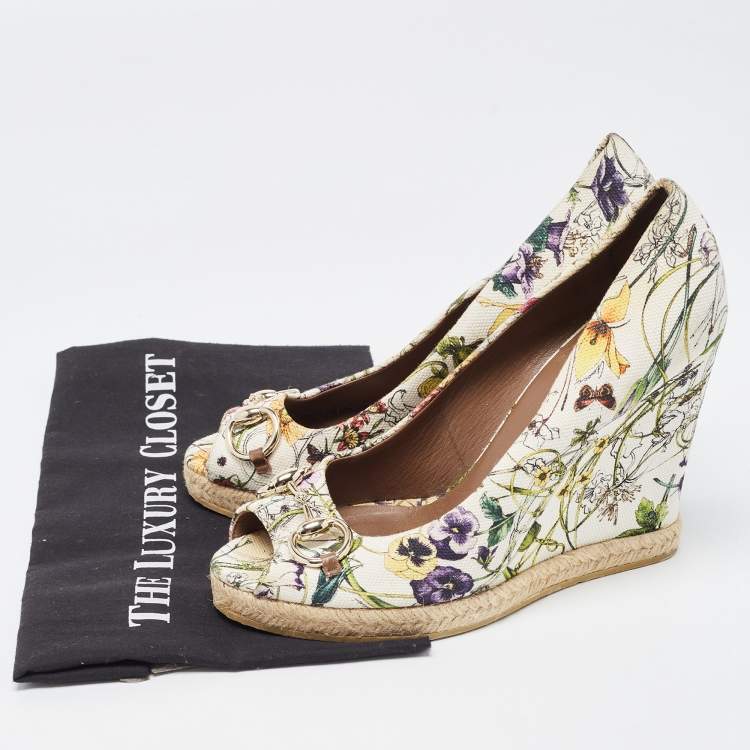 مملوكة مسبقًا Gucci White Floral Print Canvas Horsebit Peep Toe Wedge Pumps Size 40