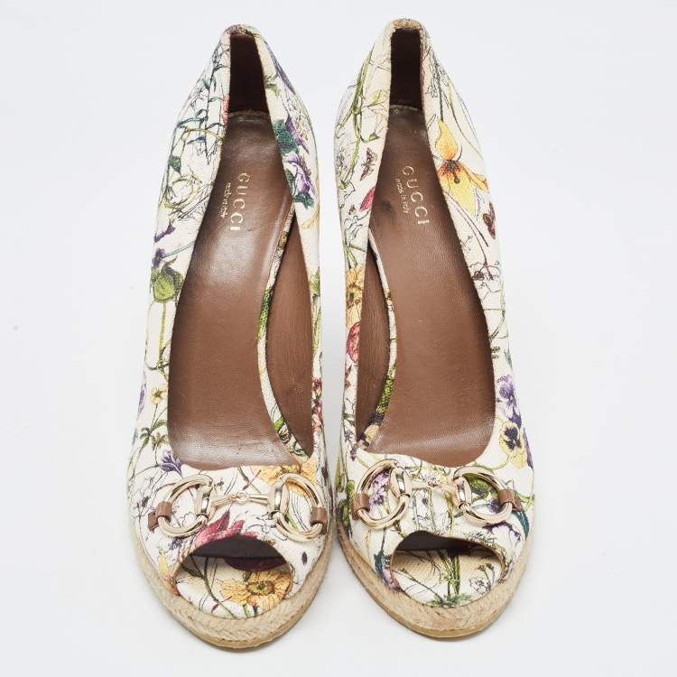 مملوكة مسبقًا Gucci White Floral Print Canvas Horsebit Peep Toe Wedge Pumps Size 40