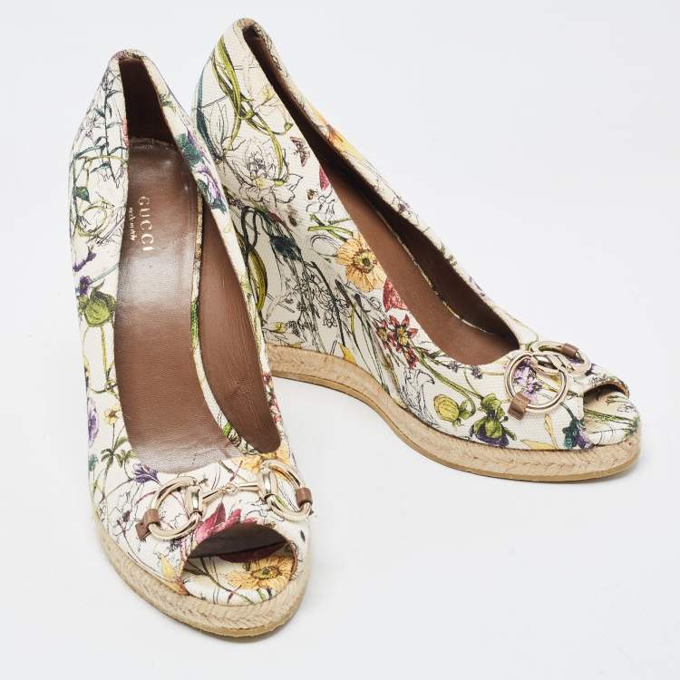 مملوكة مسبقًا Gucci White Floral Print Canvas Horsebit Peep Toe Wedge Pumps Size 40