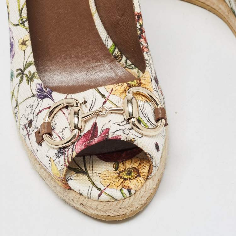 مملوكة مسبقًا Gucci White Floral Print Canvas Horsebit Peep Toe Wedge Pumps Size 40