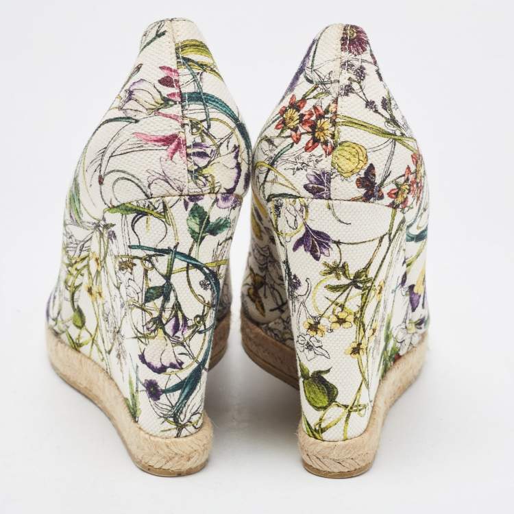 مملوكة مسبقًا Gucci White Floral Print Canvas Horsebit Peep Toe Wedge Pumps Size 40