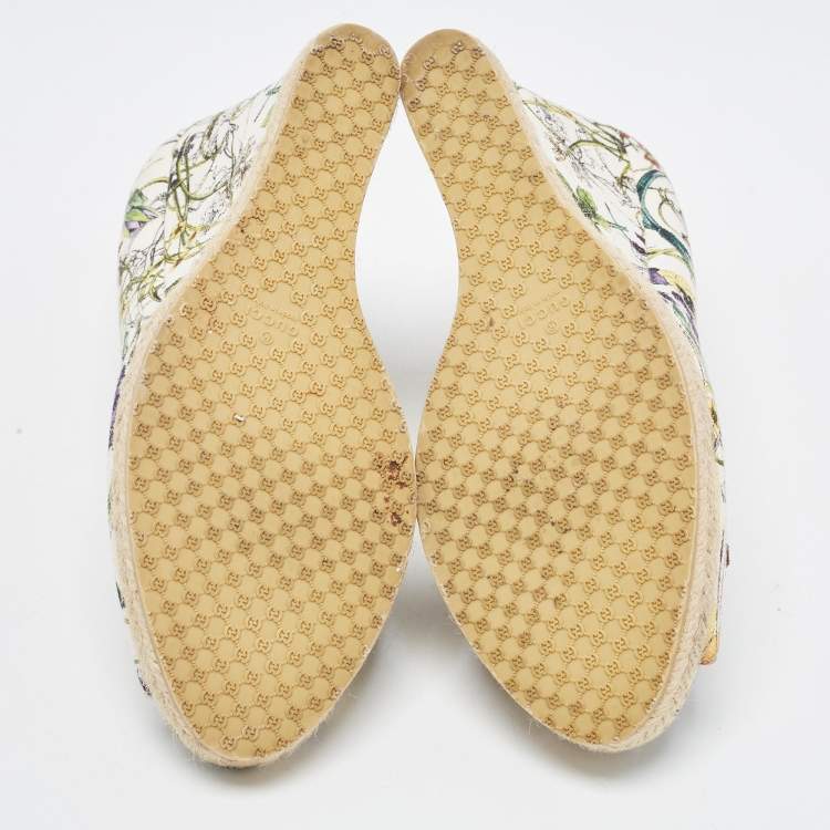 مملوكة مسبقًا Gucci White Floral Print Canvas Horsebit Peep Toe Wedge Pumps Size 40