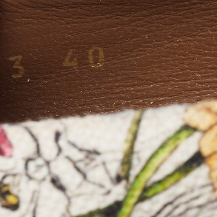 مملوكة مسبقًا Gucci White Floral Print Canvas Horsebit Peep Toe Wedge Pumps Size 40
