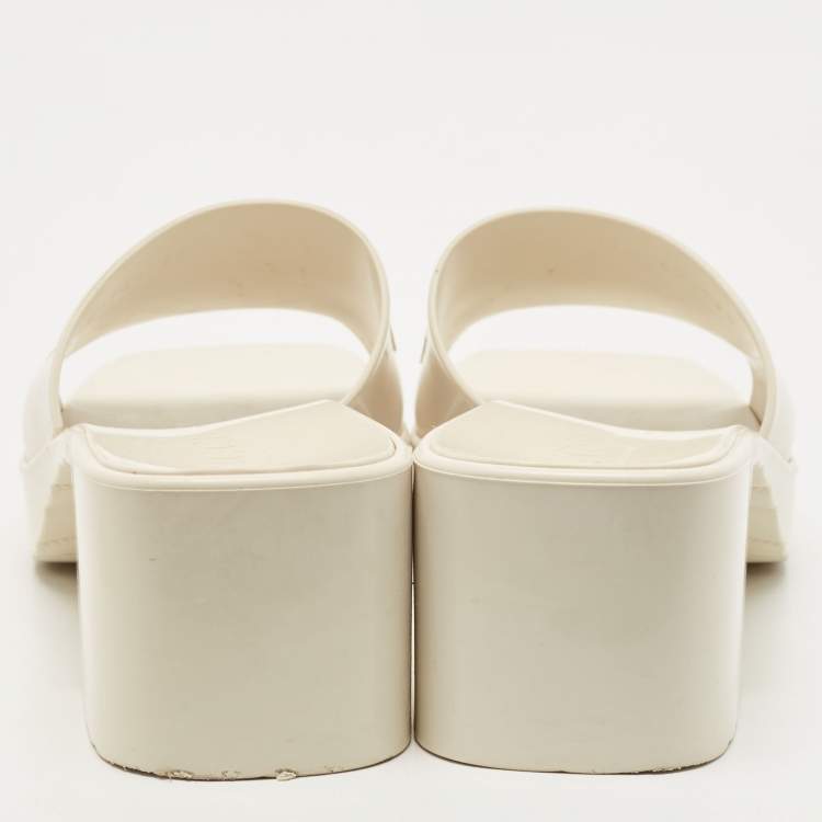 Pre Owned Gucci White Rubber Slide Sandals Size 36