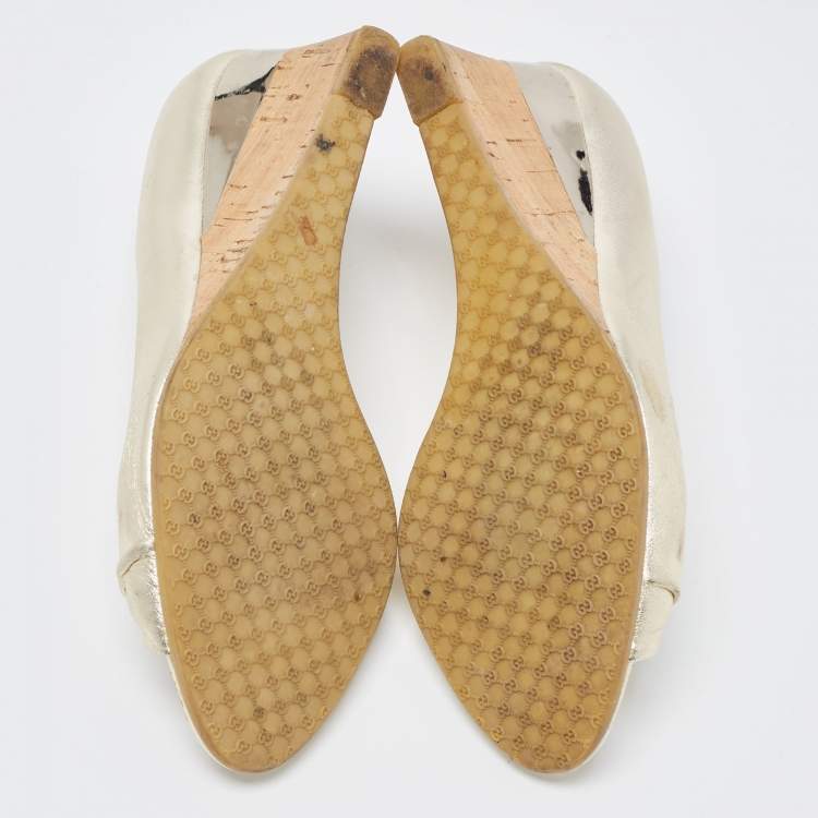 Pre Owned Gucci Gold Leather Wedge Open Toe Pumps Size 37