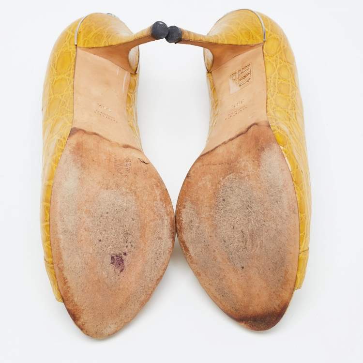 مملوكة مسبقًا Gucci Yellow Crocodile  Peep Toe Pumps Size 39.5