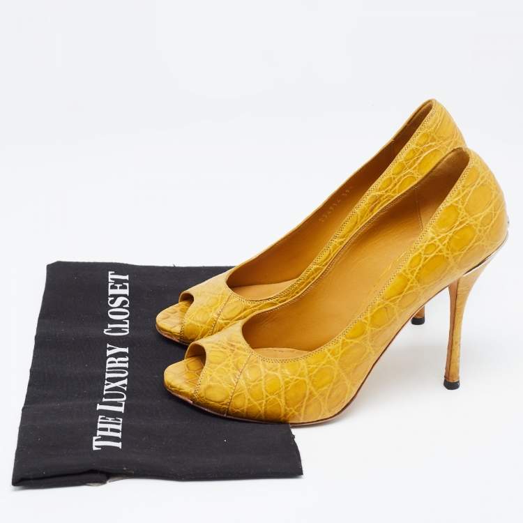 مملوكة مسبقًا Gucci Yellow Crocodile  Peep Toe Pumps Size 39.5
