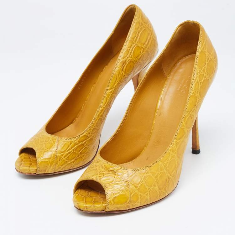 مملوكة مسبقًا Gucci Yellow Crocodile  Peep Toe Pumps Size 39.5