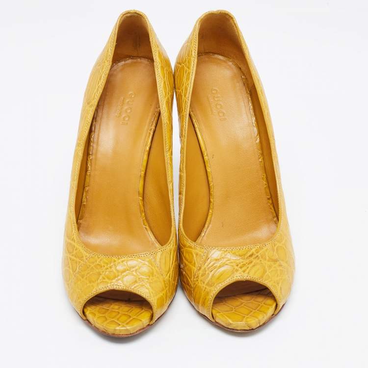 مملوكة مسبقًا Gucci Yellow Crocodile  Peep Toe Pumps Size 39.5