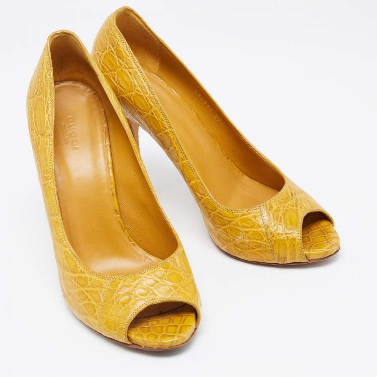 مملوكة مسبقًا Gucci Yellow Crocodile  Peep Toe Pumps Size 39.5