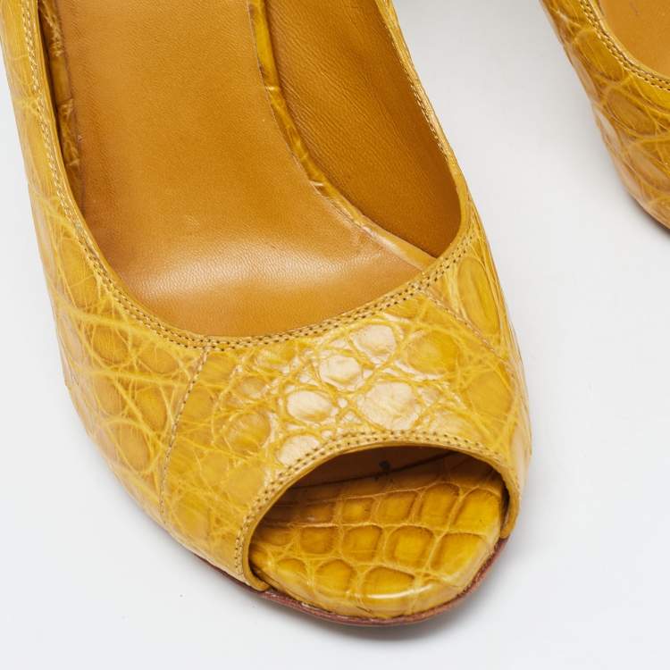مملوكة مسبقًا Gucci Yellow Crocodile  Peep Toe Pumps Size 39.5