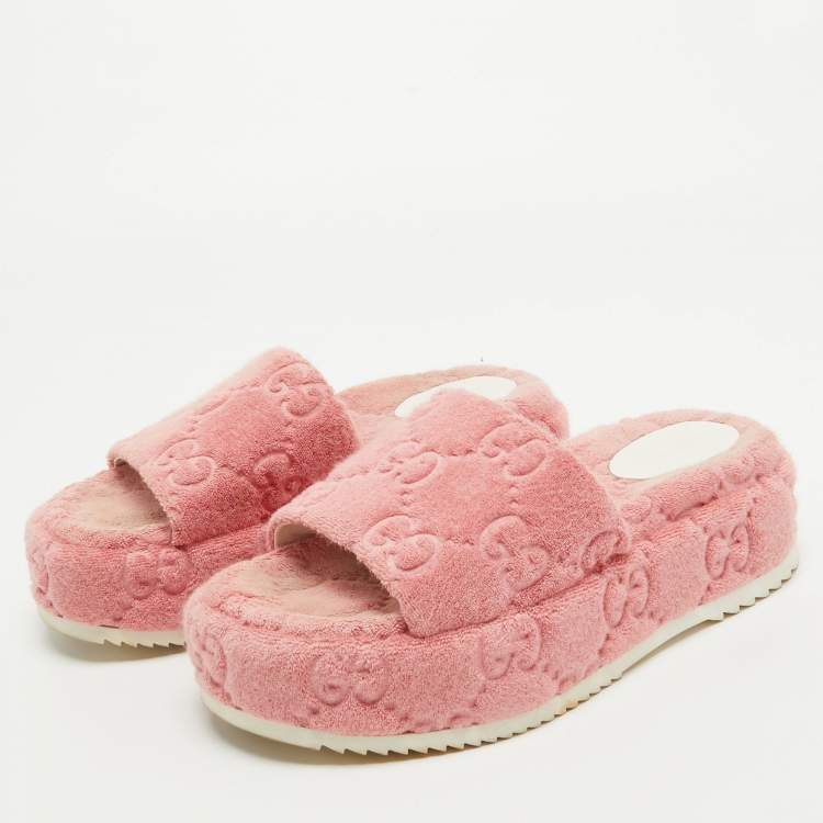 Pink fluffy 2025 gucci slides