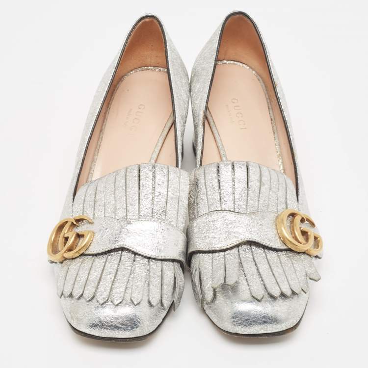 مملوكة مسبقًا Gucci Silver Laminated Leather GG Marmont Fringe Pumps Size 38