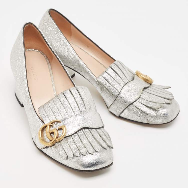 مملوكة مسبقًا Gucci Silver Laminated Leather GG Marmont Fringe Pumps Size 38