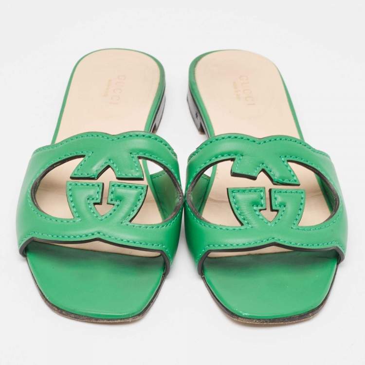 مملوكة مسبقًا Gucci Green Leather Interlocking G Cut Out Flat Slides Size 35.5